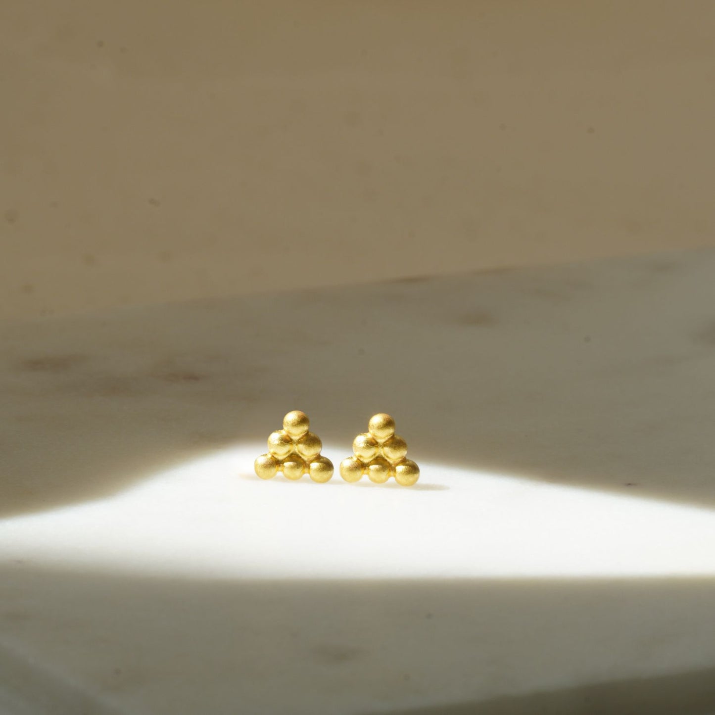 MIKROS GRANULE STUD EARRINGS